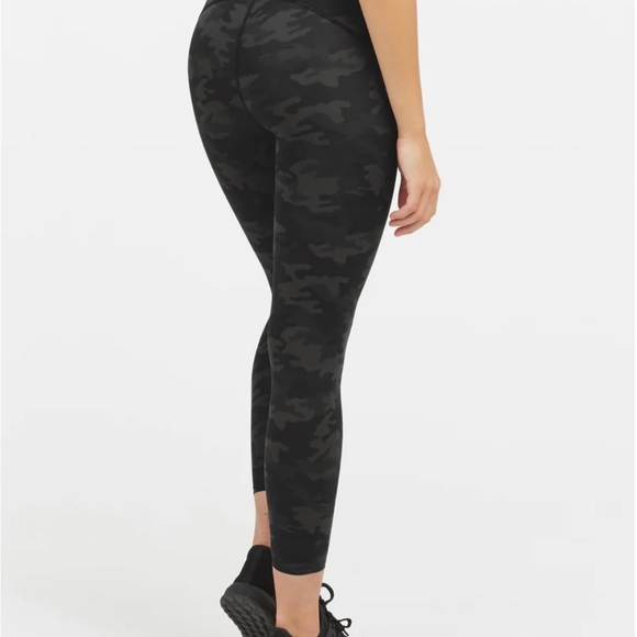 SPANX Other - Booty Boost Active Camo 7/8  Leggings
